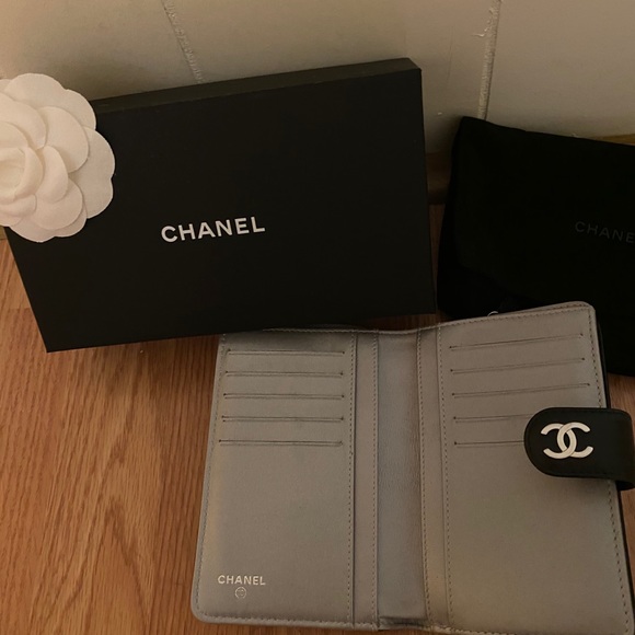 CHANEL - Picture 4 of 7